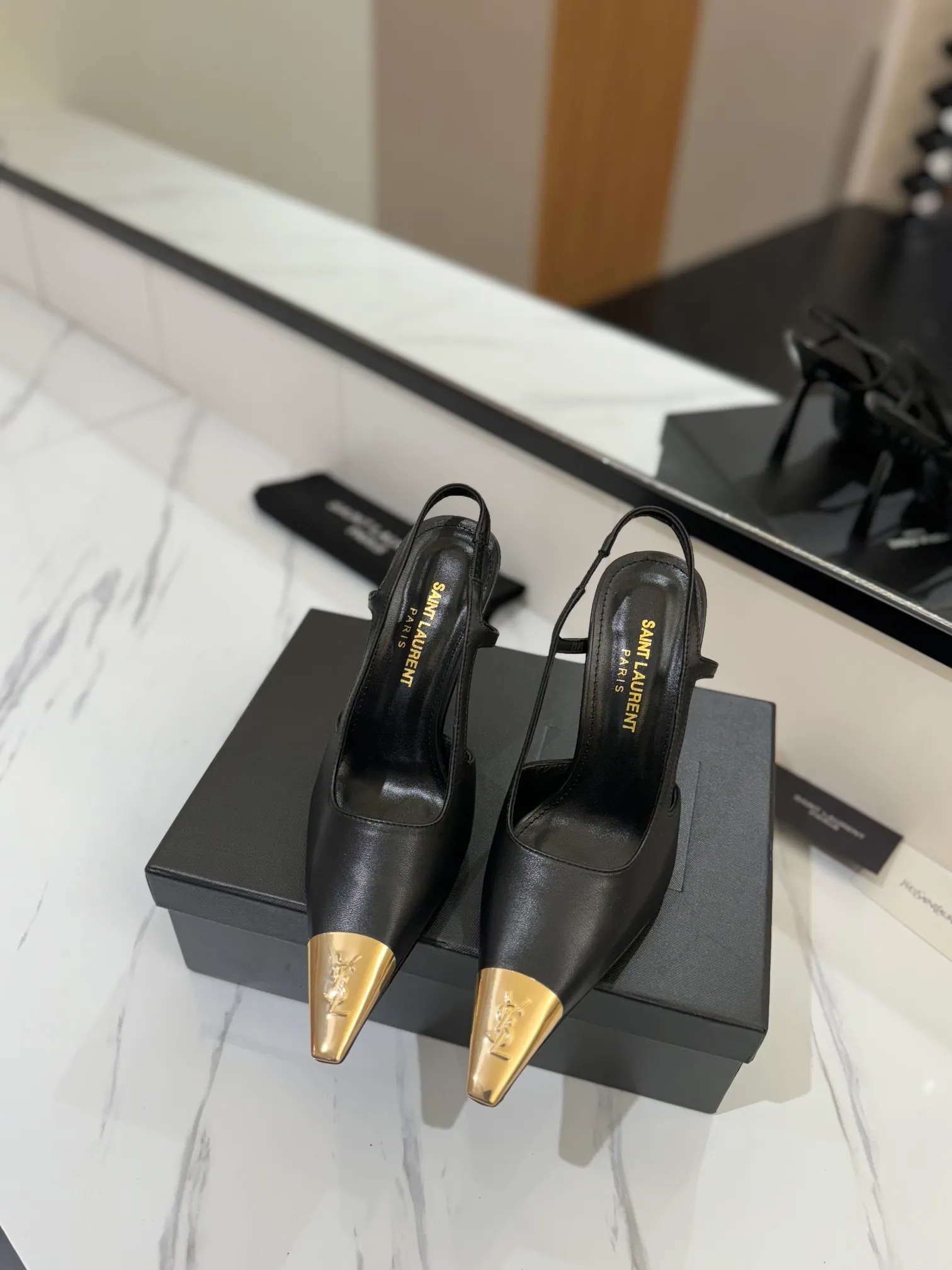 👟👟Ex-factory price 600👟👟 saint laurent ss24 new arrival～ Saint Laurent ysl 2024 spring and summer｜New high-heeled shoes🆕 Beautiful, refined and elegant! The 10cm foot is very stable, so feel free to put it in! The heel is custom-made from a new mold, and the height is the same as the original one. Various incorrect versions are % high-end and sexy, YSL still understands women best❤️ ⚠️The entire upper and lining are made of one piece without joints, which consumes more materials and costs more! Moreover, the material, fabric and lining are all made from more than 20 pieces of genuine custom-made calfskin. The upper is made of custom-made calfskin, the lining is made of calfskin, and the genuine leather outsole imported from Italy. Heel height: 10cm. Size: 35-39 (40 and 41 are custom-made and cannot be returned or exchanged)